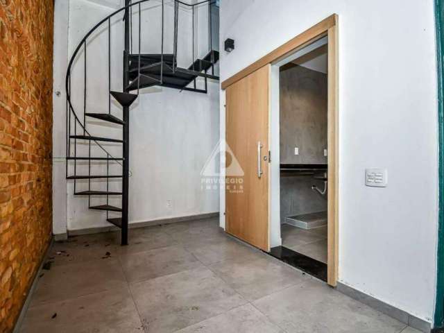 Apartamento tipo casa, 1 quarto, 48 m², reformado, Laranjeiras