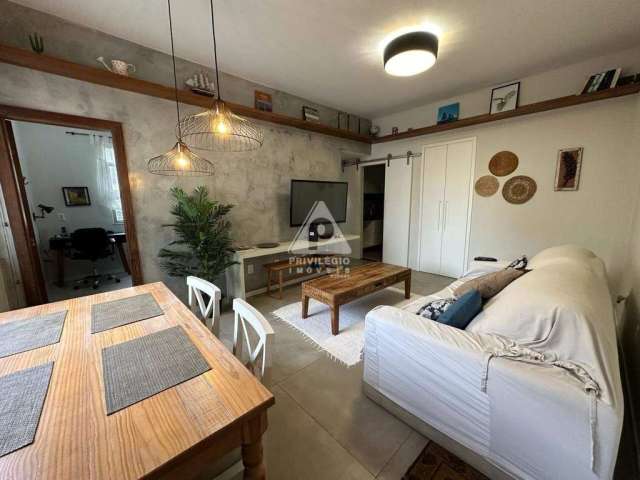 Apartamento reformado com 3 quartos sendo 1 suíte no Humaitá