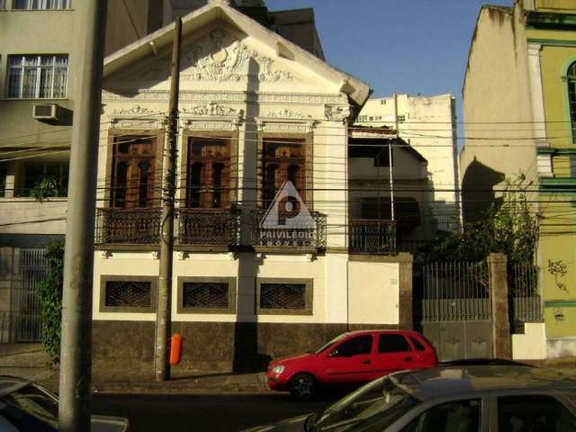 Casa de rua com 4 quartos, 1 súite, 3 banheiros com 4 vagas e área externa a venda em Laranjeiras.