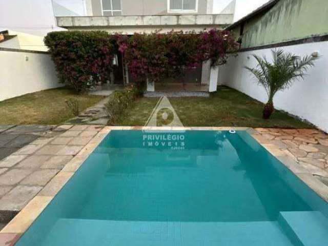 Casa em condomínio fechado 4 quartos, 2 suítes, piscina, toda mobiliada no Recreio.