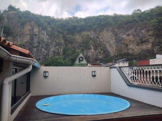 Casa triplex à venda de 4 quartos, 2 suítes, 2 vagas, piscina e churrasqueira, em condomínio fechado em Vila Isabel