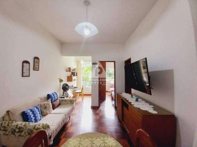 Apartamento de Sala quarto com vista verde todo reformado, com cozinha integrada, sala ampla com varanda interna