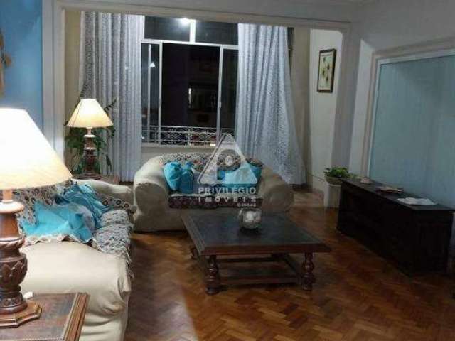 Excelente apartamento andar alto e vista livre, 3 quartos, dependência completa, vaga na garagem e portaria 24hrs. Quadra da Praia de Copacabana!