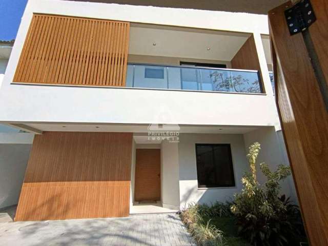 Casa duplex no Condomínio Rio Mar na Barra da Tijuca, 3 suítes, cozinha americana, piscina, 2 vagas de garagem, varada gourmet e anexo,