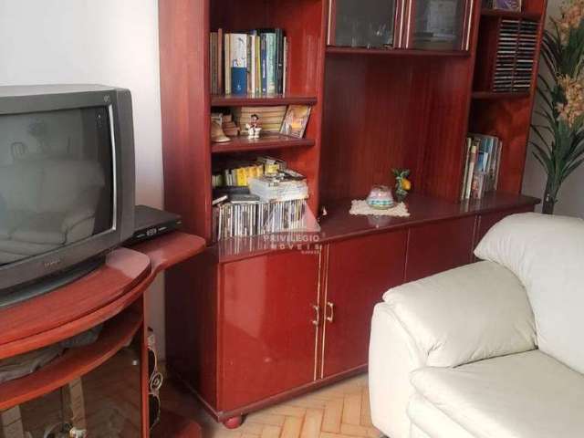 Vende-se excelente apartamento de 2 quartos no Flamengo.