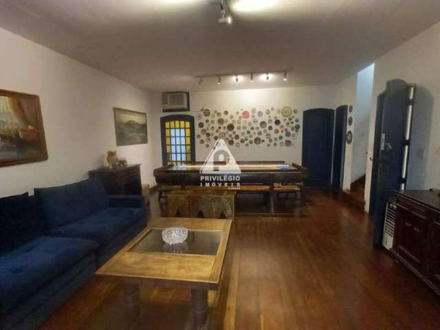 Casa triplex, 7 quartos, 4 suítes, 3 banheiros, sala em dois ambientes, 2 vagas Tijuca