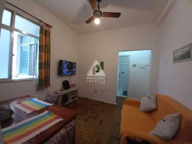 Apartamento de sala/quarto na Glória.