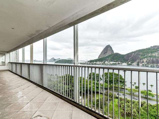 4 quartos, 6 banheiros, 2 dependências, 2 vagas, 490 m2 em rua nobre do Flamengo com vista.