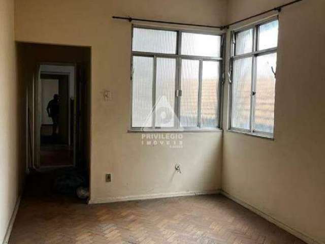 Prédio de 4 andares...apartamento avarandado, 2 quartos, com área de serviço.