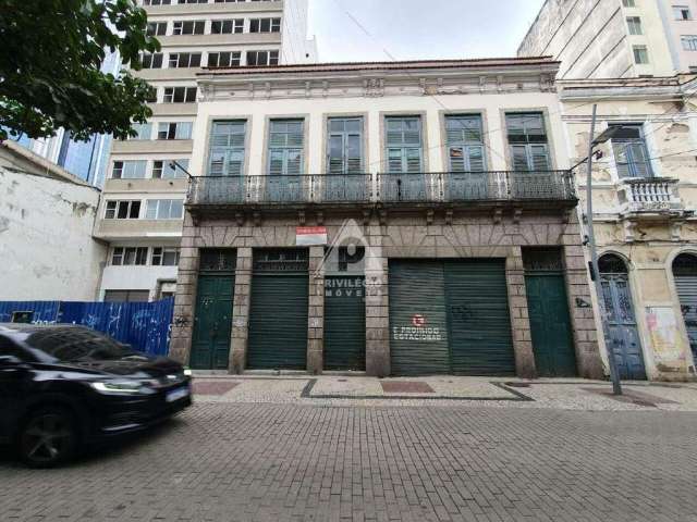 Prédio comercial urbano no centro histórico do Rio de Janeiro.