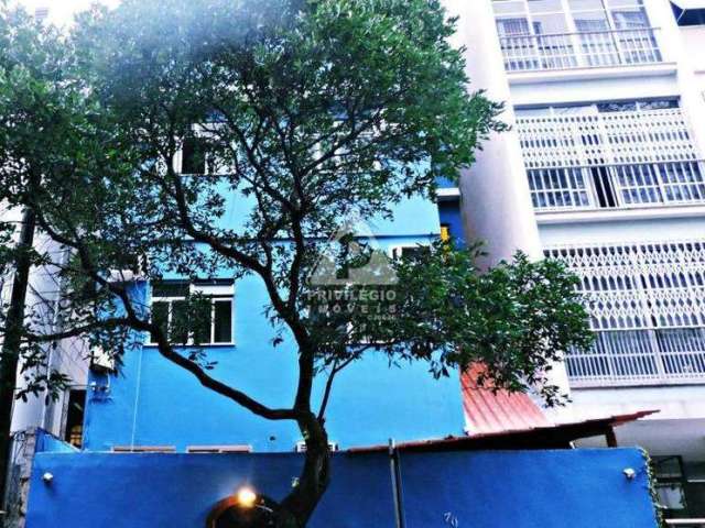 Em uma rua arborizada em meio a cafés e bares de Copacabana, este hostel fica a 8 minutos a pé da Praia , a 4 km do teleférico do Pão de Açucar!!