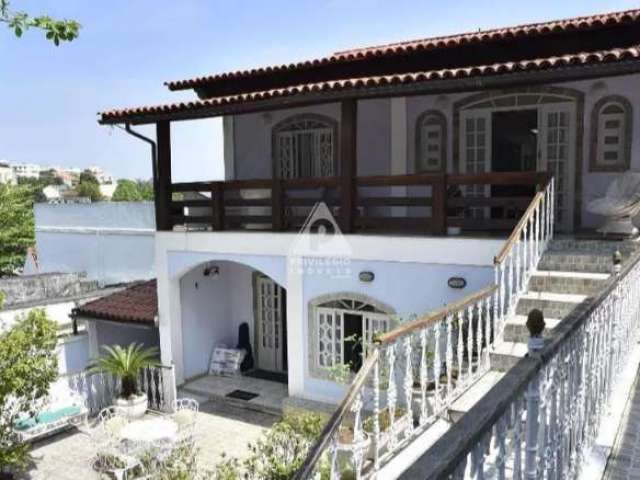 Casa à venda com piscina. 4 quartos, e 5 vagas!