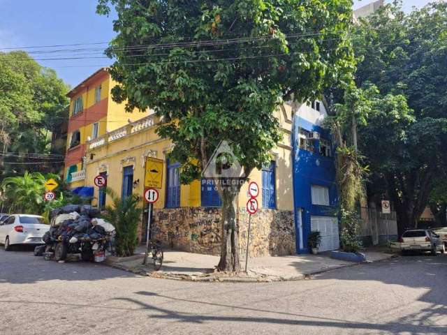 Casa de rua, esquina com direito de subir mais 2 andares