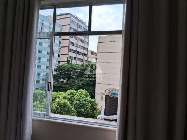 Excelente apartamento com 2 quartos, 2 banheiros, cozinha, dependência completa. Hidráulica nova..