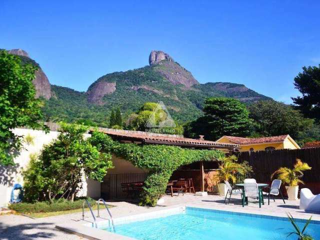 Casa 4 suítes, varandas, churrasqueira, piscina, 443 mts, 2 vagas de garagem, no Itanhangá.