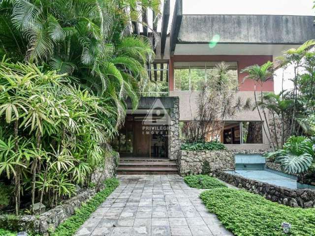 Privilégio Imóveis Vende: Casa na Gávea em rua privativa com guarita/segurança.