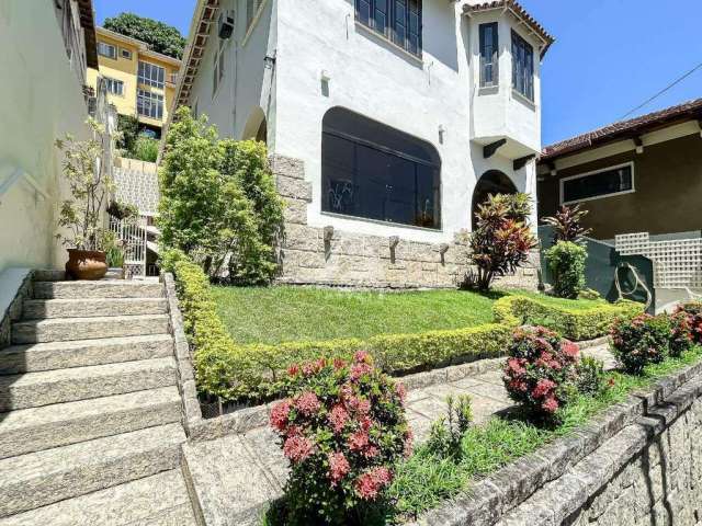 Privilégio Imóveis vende: Excelente casa com vista para o Cristo, varanda ampla, duas salas!