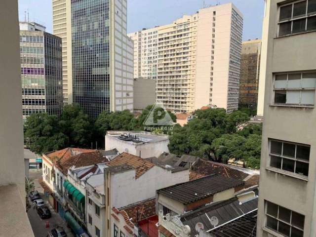 Privilégio Imóveis vende: Excelente apartamento com um quarto, sala de estar, varanda com vista livre, no Centro do Rio