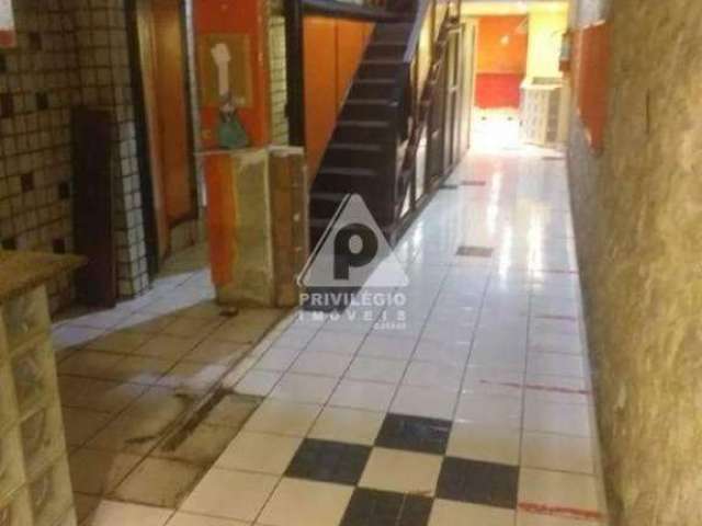 Loja com salas no centro do Rio de Janeiro, próxima ao comércio local, estação de metrô e VLT.