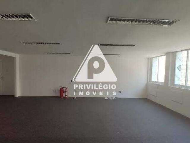 Sala comercial à venda no Centro do Rio de Janeiro.