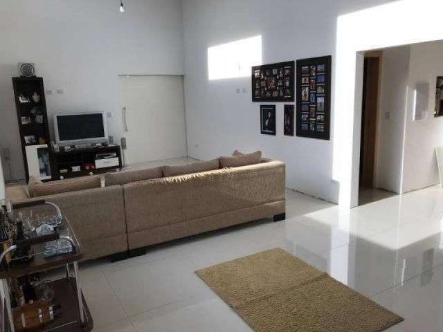 Casa à venda na Rua Alcides Antônio Faian, 245, Parque Residencial Patrícia, Maringá por R$ 950.000