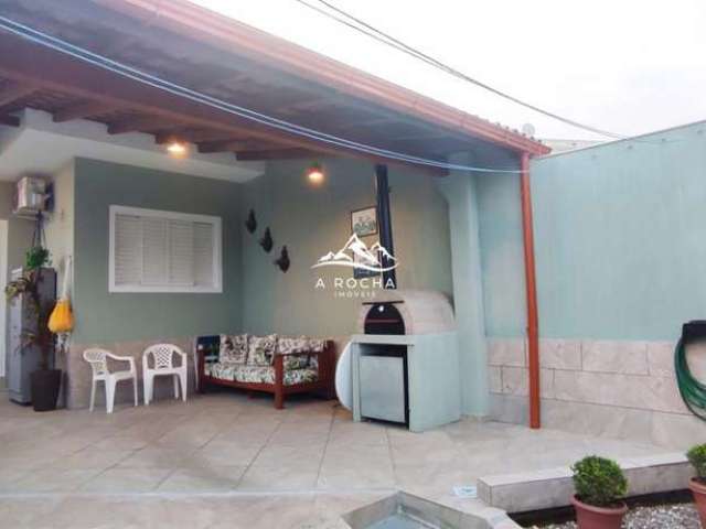 Excelente casa de 02 dormitórios c/suíte, vaga coberta e forno de pizza.