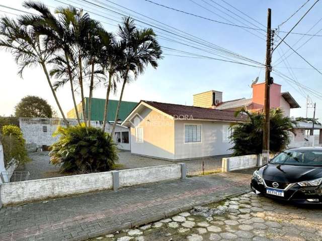 Casa com 3 quartos à venda na Manoel Eufrásio de Medeiros, 77, Praia de Fora, Palhoça, 120 m2 por R$ 690.000