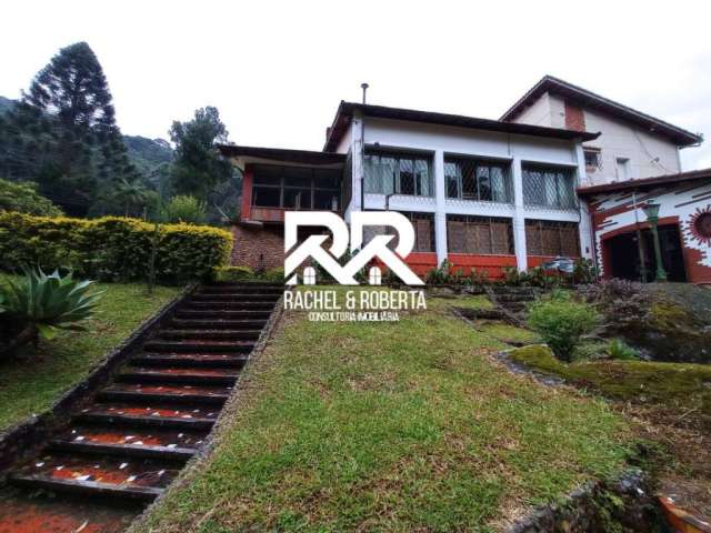 Casa com Cachoeira Própria e Piscina de água Natural