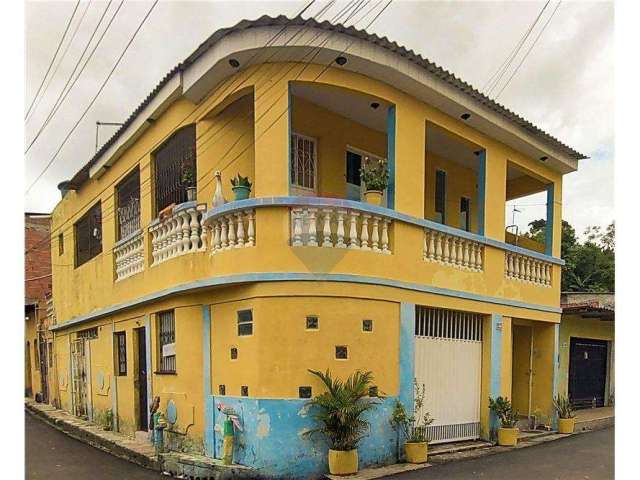 Excelente Casa de Esquina com Vaga de Garagem em Cidade Nova