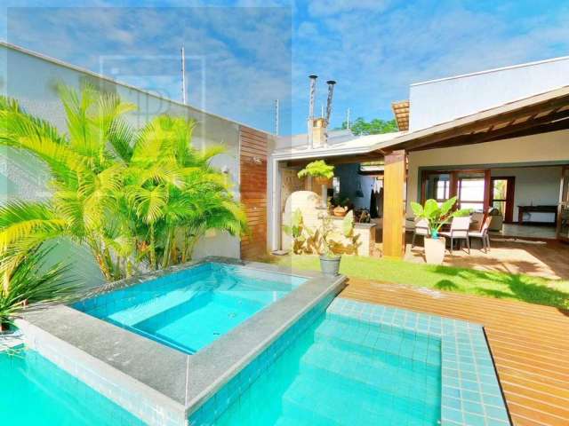 Porto das Dunas | Casa 3 Qtos | 240m² | Piscina e Deck Gourmet | 2 Ruas do Golfville | Oportunidade