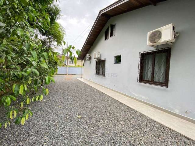 Casa com 3 quartos à venda na Deputado Estivalet Pires, 308, Boehmerwald, Joinville por R$ 740.000