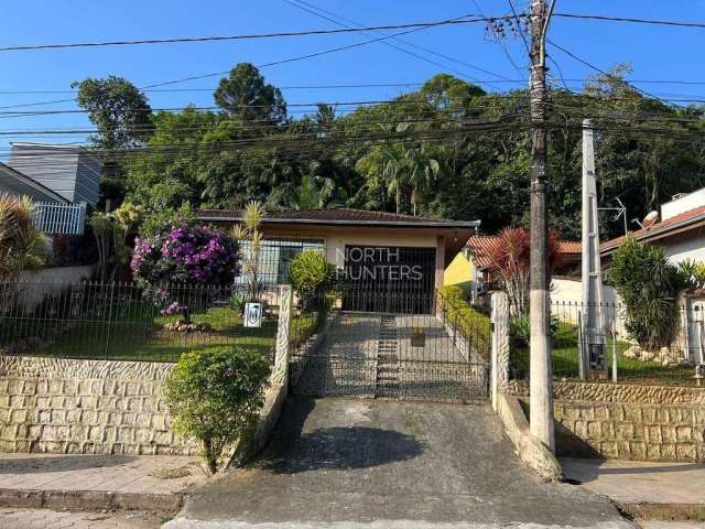 Casa Averbada com terreno de 1013m², com 3 dormitórios