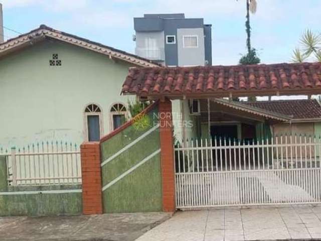 Casa no Jardim Iririu com 130m², estuda permuta por apartamento de menor valor.