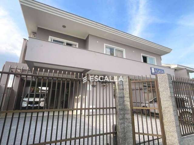 Belíssimo Sobrado Residencial com Sala Comercial localizado no Bairro Saguaçu.