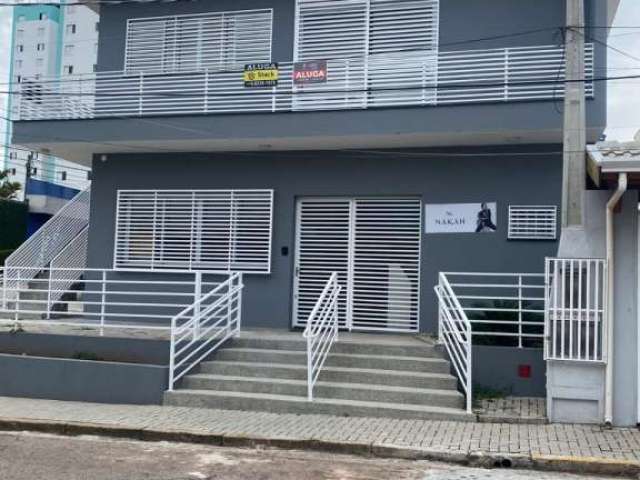 SALÃO COMERCIAL PARA ALUGAR, LOCALIZADO NA REGIÃO CENTRAL DE JUNDIAI - SP - FICA DE ESQUINA, FRENTE PARA 2 RUAS, fica em frente ao Colégio Leonardo