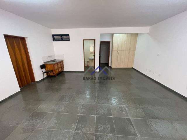 “Excelente Oportunidade: Sala Comercial Espaçosa no Centro Comercial Tebas, Vila Vianello