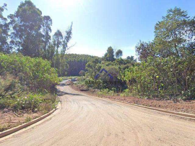 Terreno plano próximo à portaria principal