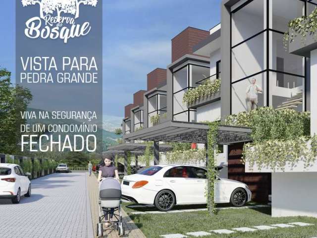 Casa em Atibaia. Com vista a Pedra Grande, o imóvel e composto por 3 suítes com varanda, piscina, á