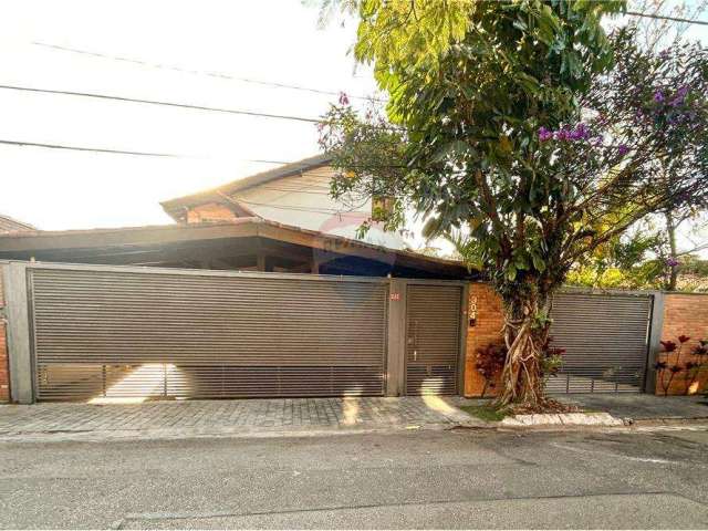 Casa à venda 3 Dormitórios (sendo um suíte) / Três vagas / R$2.800.000,00