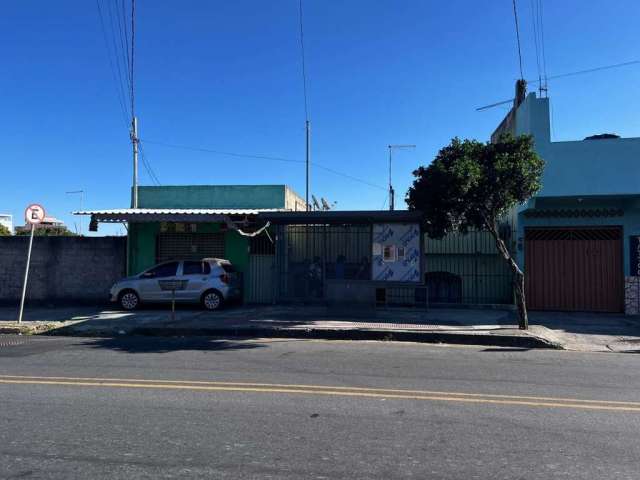 Lote com casa velha e barracão