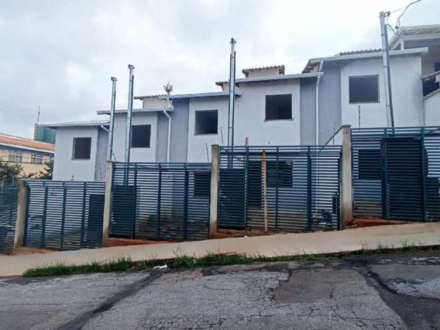 Casa geminada de dois quartos a venda no bairro piratininga