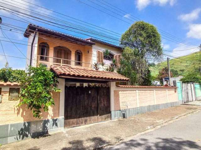 Casa à venda com 6 quartos e 5 vagas de garagem no Centro de Itatiaia-RJ - Confira!