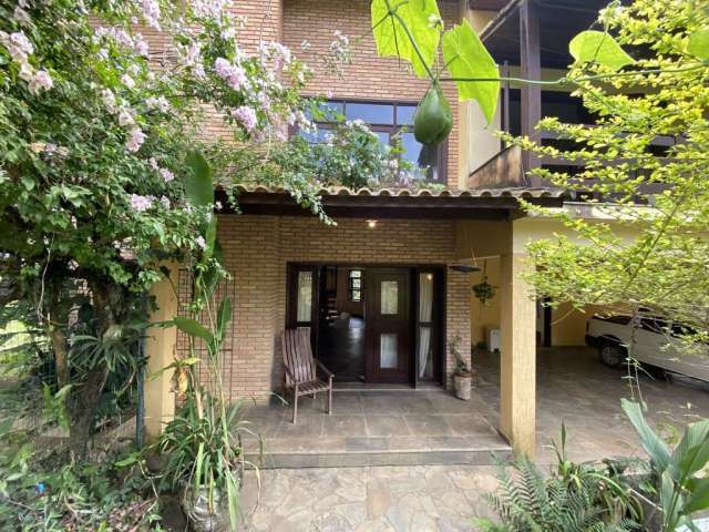 Casa à venda em Itatiaia-RJ, Fazenda Penedo: 3 quartos, 3 suítes, 3 salas, 3 banheiros, 2 vagas, 300m²