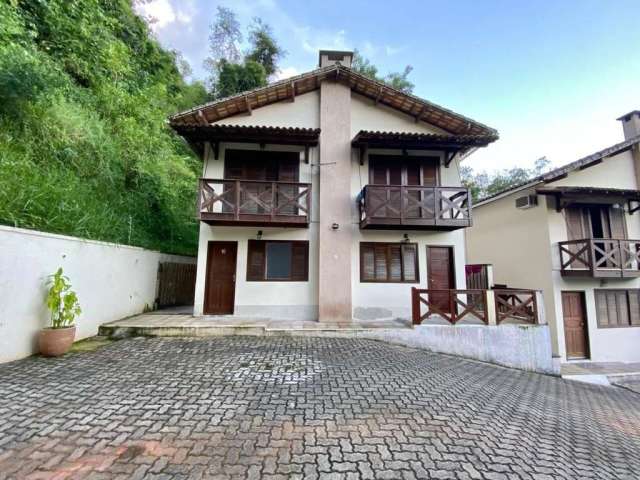 Imperdível: Casa à venda no Centro de Itatiaia-RJ com 2 quartos, 1 sala, 1 banheiro, 2 vagas de garagem - 86,00 m².