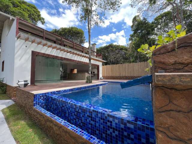 Linda Casa em  Condomínio fechado em meio a natureza