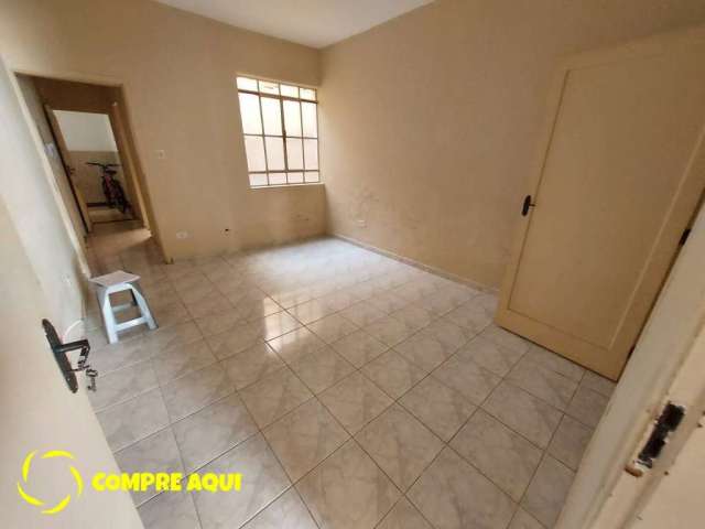 Bom Retiro | Prédio de 2 Andares | 2 Quartos | Quintal | Varanda | 81 m².