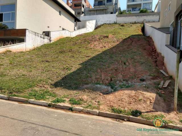 Terreno em aclive com 500m2 com casas ja construídas ambos os lados