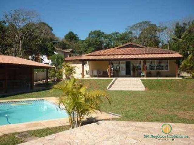 Casa estilo chácara com 3 suítes varanda, piscina, pomar em condomínio