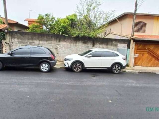 Terreno de rua em zona mista, toda murada