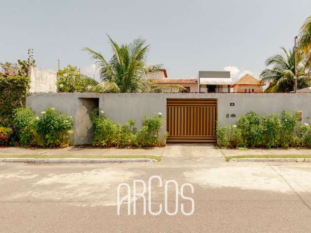 Casa com 5 quartos e piscina, à venda na Aruana